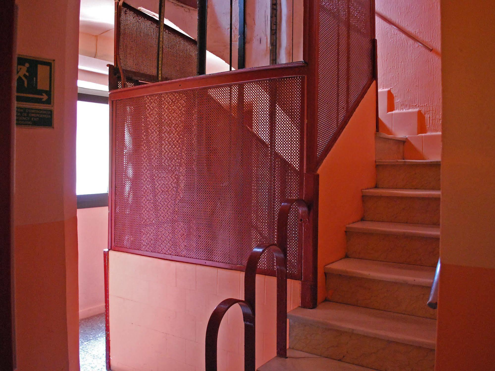Hostal Radio Барселона Экстерьер фото